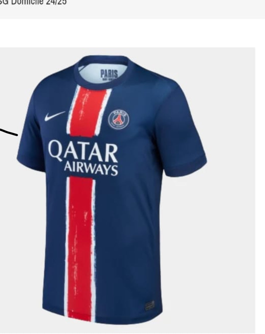 La nouvelle tunique du Paris Saint-Germain pour 2025 se décline en version blanche et bleue.