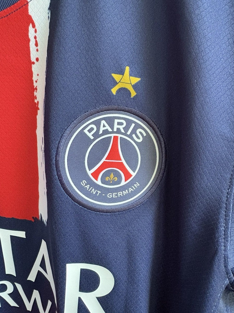 La nouvelle tunique du Paris Saint-Germain pour 2025 se décline en version blanche et bleue.