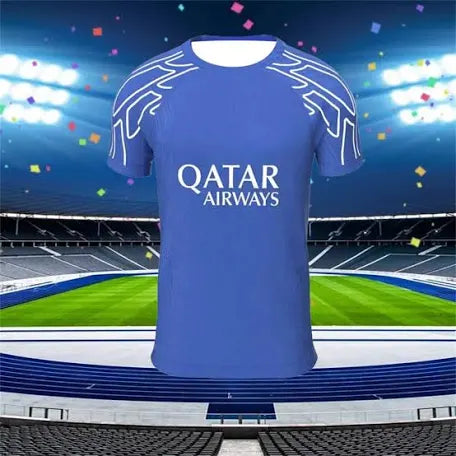 La nouvelle tunique du Paris Saint-Germain pour 2025 se décline en version blanche et bleue.